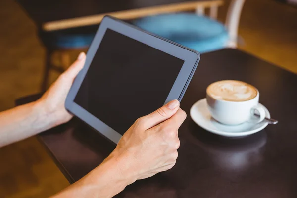 A woman using tablet computer — Stock Photo, Image