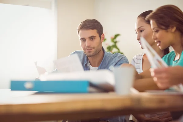 Pensativo hombre de negocios que trabaja con su equipo — Foto de Stock