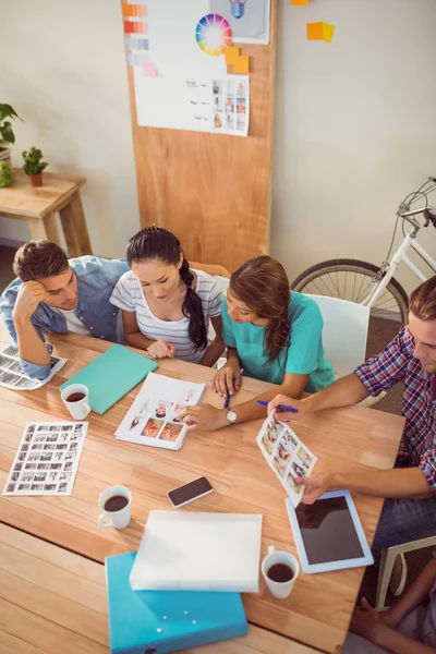 Equipo empresarial creativo sentado trabajando juntos — Foto de Stock