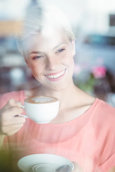 Blonde Frau mit einer Tasse Kaffee — Stockfoto