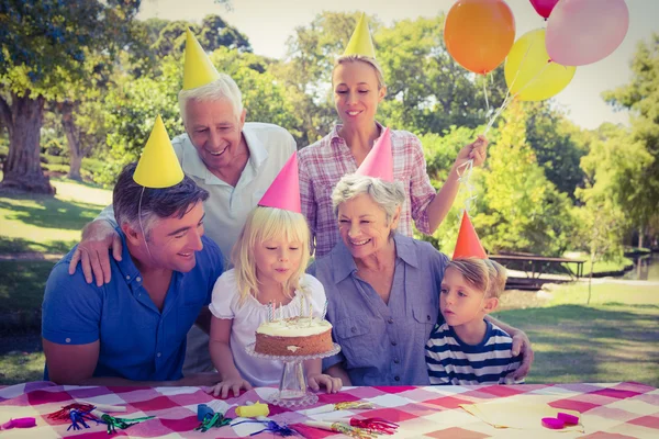 Famiglia felice che festeggia un compleanno — Foto Stock