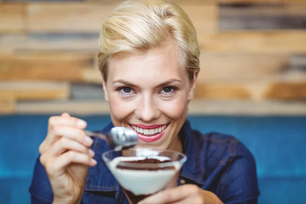 Bionda con in mano un calice di cioccolato — Foto Stock