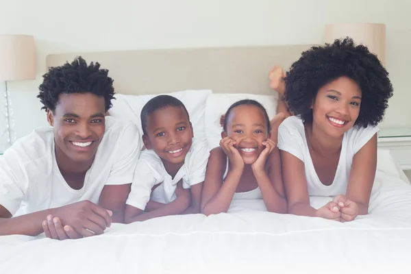 Famiglia felice sorridente alla macchina fotografica — Foto Stock