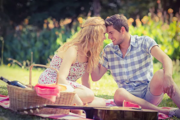 Koppel op picknick kijken naar elkaar — Stockfoto