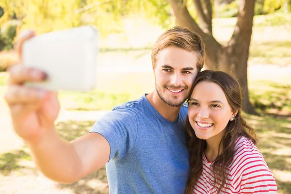 Couple faisant selfie dans le parc — Photo