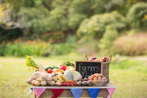 Таблиця з місцевими вирощеними овочами — стокове фото