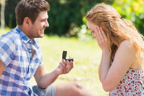 Jonge man willen vriendin — Stockfoto