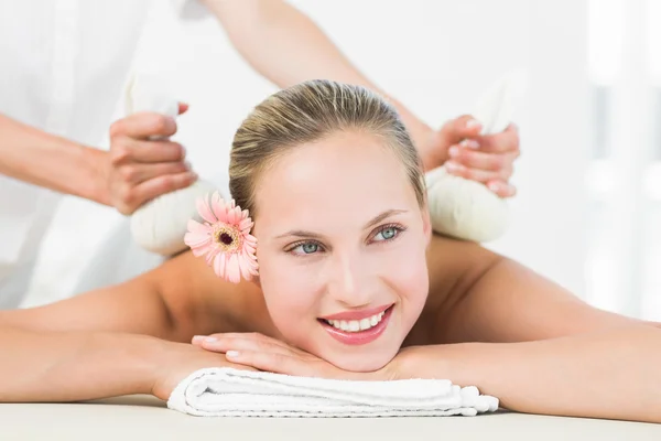 Blond těší bylinné kompresní masáž — Stock fotografie