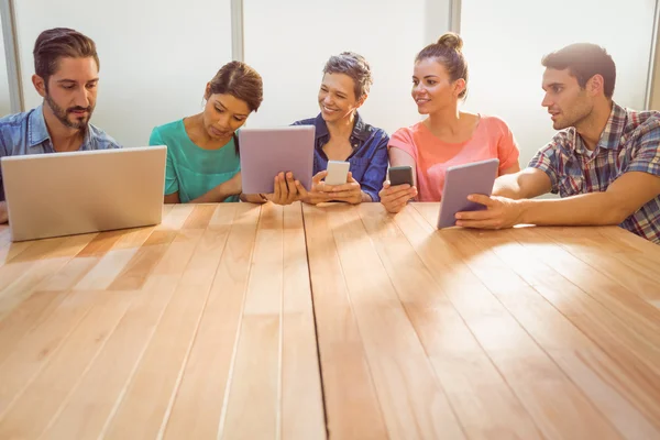 Collèges créatifs avec ordinateur portable et tablette numérique — Photo