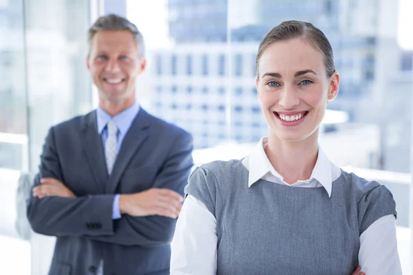 Femme d'affaires souriant à la caméra — Photo