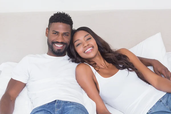 Casal feliz na cama — Fotografia de Stock