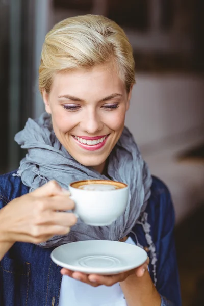 Blondin njuter av en kopp cappuccino — Stockfoto