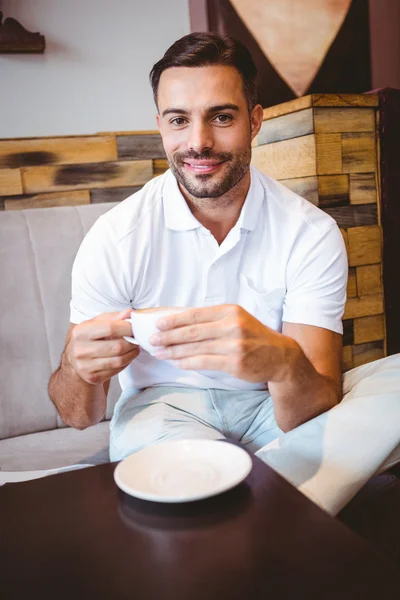 Ung man dricka kopp kaffe — Stockfoto