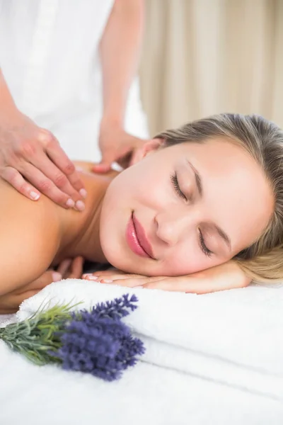 \blonde ligga på massagebänk med lavanda — Stockfoto