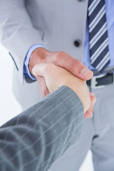 Empresário apertando as mãos com colega de trabalho — Fotografia de Stock