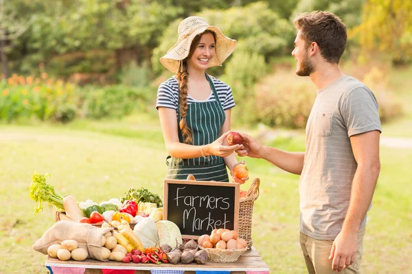 Knappe man kopen rode appels — Stockfoto