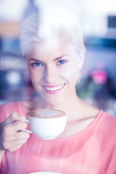 Mulher loira segurando xícara de café — Fotografia de Stock