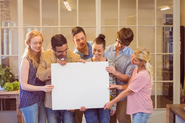 Kreativt företag laget innehar papp skrivit — Stockfoto