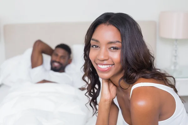 Casal feliz sorrindo para a câmera — Fotografia de Stock