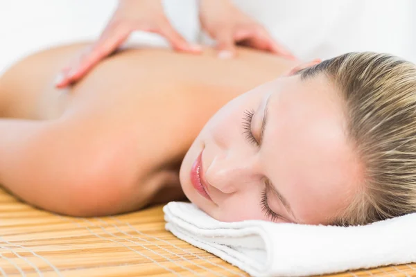 Bionda godendo massaggio — Foto Stock