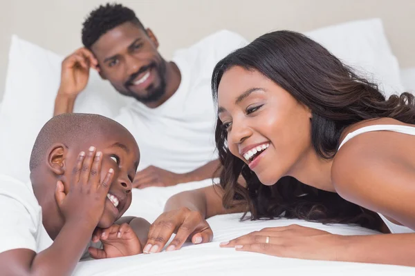 Gelukkige familie op het bed — Stockfoto