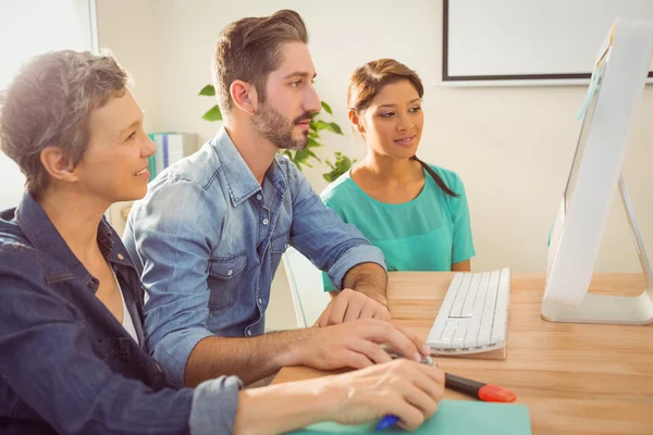 Kollegen nutzen Laptop im Büro — Stockfoto