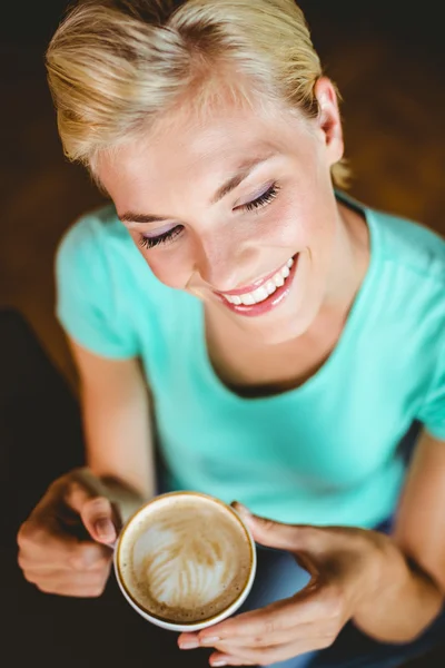 Blonde bedrijf kopje koffie — Stockfoto