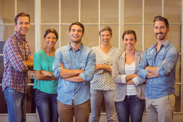 Creatieve business team kijken naar de camera — Stockfoto