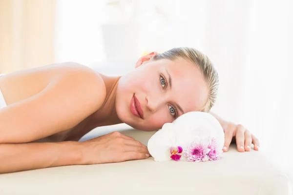 Mooie blonde liggend op een massagetafel — Stockfoto