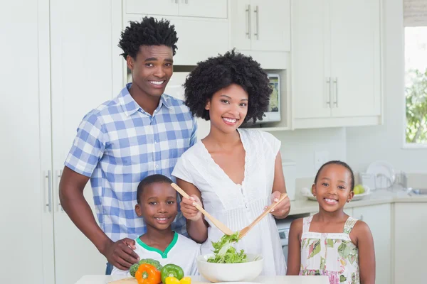 Glückliche Familie bereitet gemeinsam Gemüse zu — Stockfoto