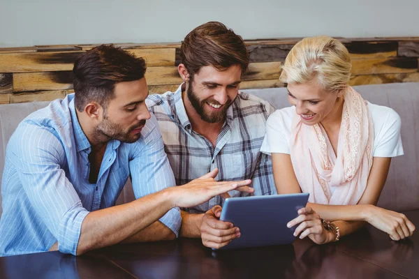 Team di lavoro guardando tablet — Foto Stock