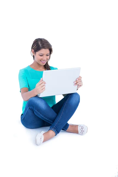 Casual brunette using her computer — Stock Photo, Image