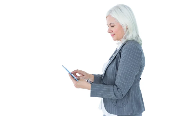 Zakenvrouw met behulp van haar Tablet PC — Stockfoto