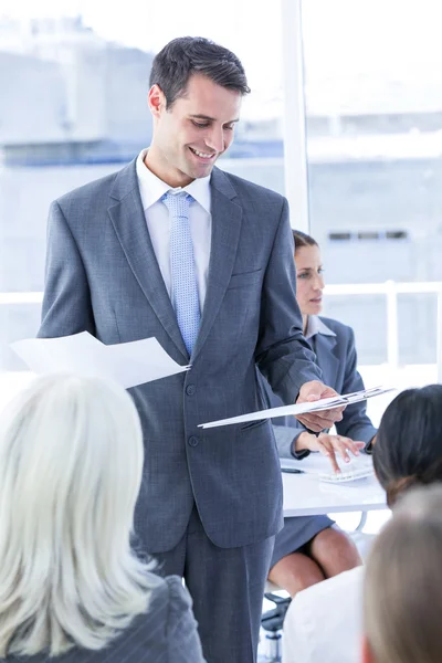 Geschäftsmann hält Vortrag — Stockfoto