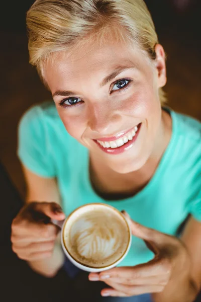 Rubia celebración taza de café — Foto de Stock