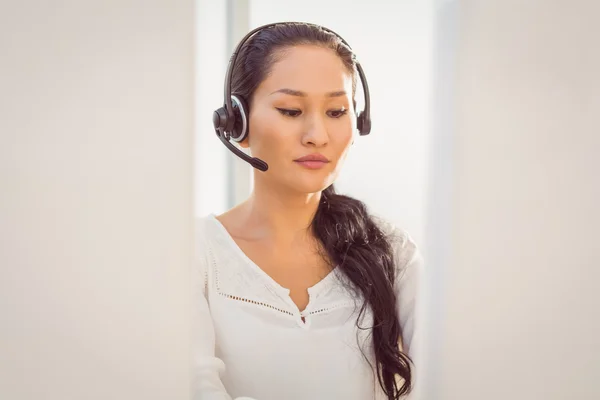 Représentant du centre d'appels utilisant un casque — Photo