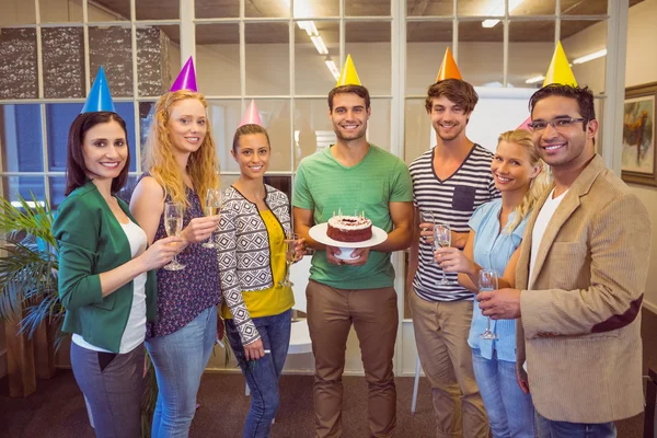 Gente de negocios celebrando un cumpleaños — Foto de Stock