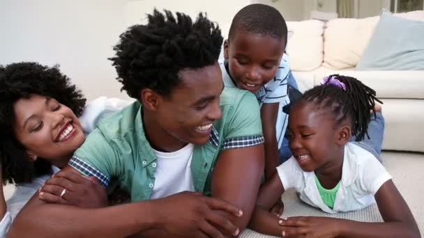 Familia feliz tendida en el suelo — Vídeos de Stock