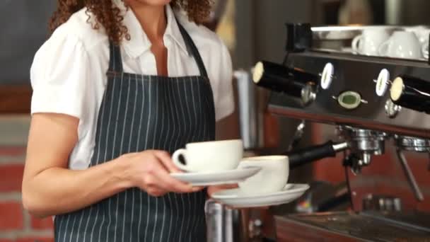 Odevzdání dvou šálků kávy Barista — Stock video