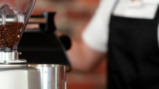 Barista sonriente entregando una taza de café — Vídeos de Stock