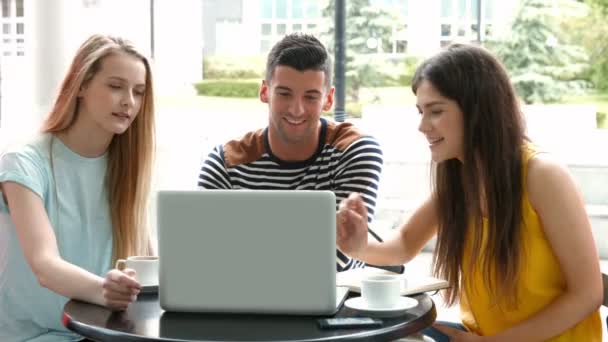Студенты зависают в студенческом кафе с помощью ноутбука — стоковое видео