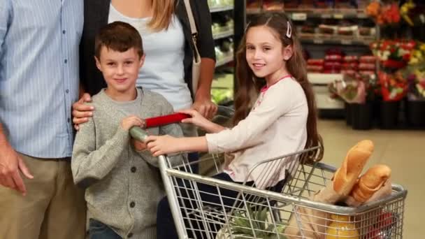 In de supermarkt en gelukkige familie — Stockvideo