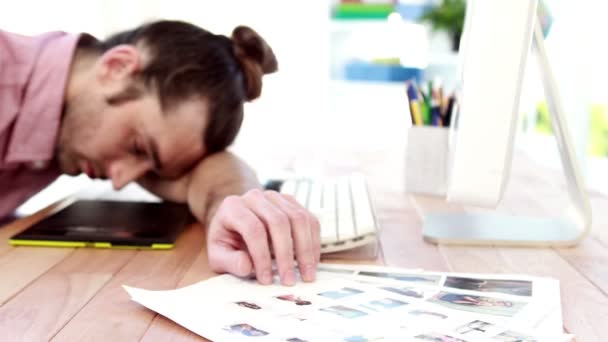 机の上に寝ている過労のグラフィック デザイナー — ストック動画