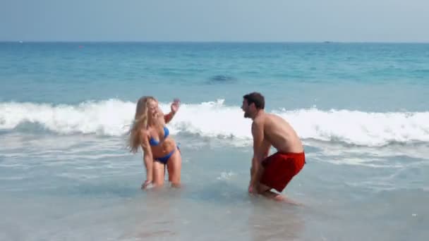 Leuk paar plezier op het strand — Stockvideo