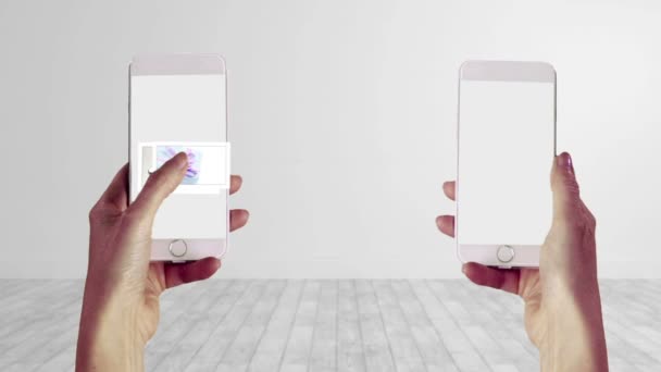Imágenes que se transfieren de un smartphone a otro — Vídeo de stock