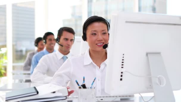 Geschäftsleute, die im Callcenter arbeiten — Stockvideo