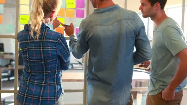 Équipe d'affaires regardant le poster sur le mur — Video