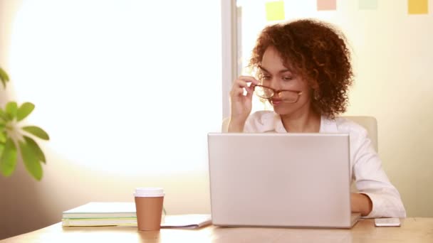 Geschäftsfrau mit Laptop — Stockvideo