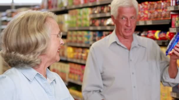 Старша пара в супермаркеті — стокове відео