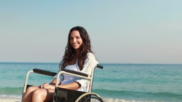 Femme handicapée regardant la caméra — Video